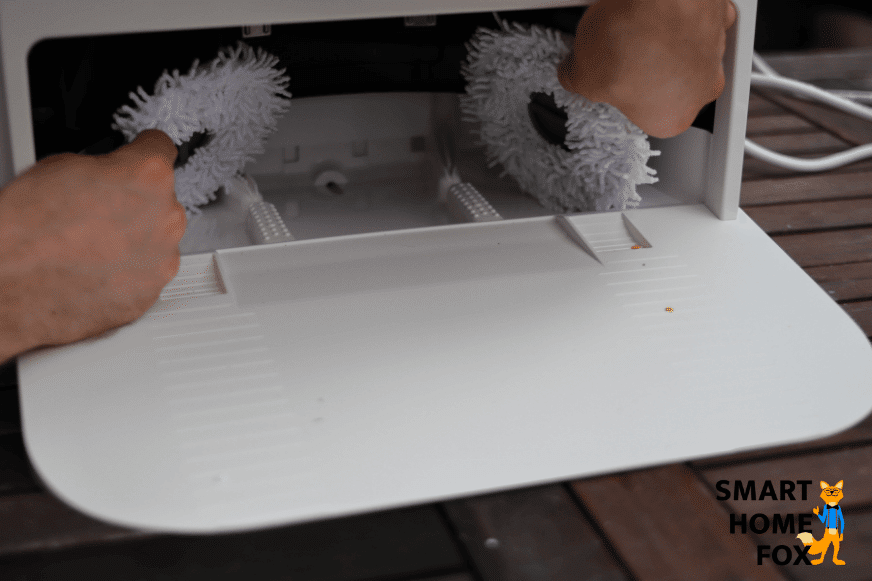 Die Mopps des Yeedi Mop Saug-Wisch-Roboters werden an der Reinigungsstation ausgewrungen